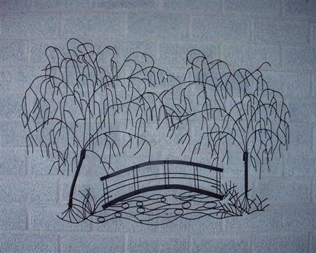 Treurwilgen met brug van metaal