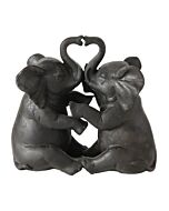 Olifantenpaar met de slurfen in een vorm van een hartje