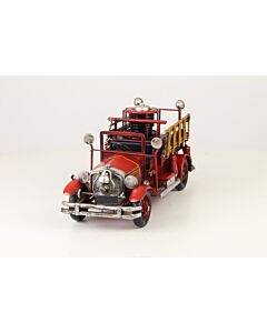 Miniatuurmodel brandweerauto met opgerolde slang