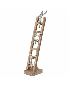 Sculptuur ladder klimmend naar de top