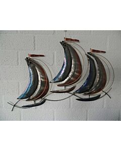 Metalen wanddecoratie met drie zeilboten